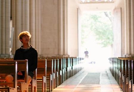 persoon in kerk
