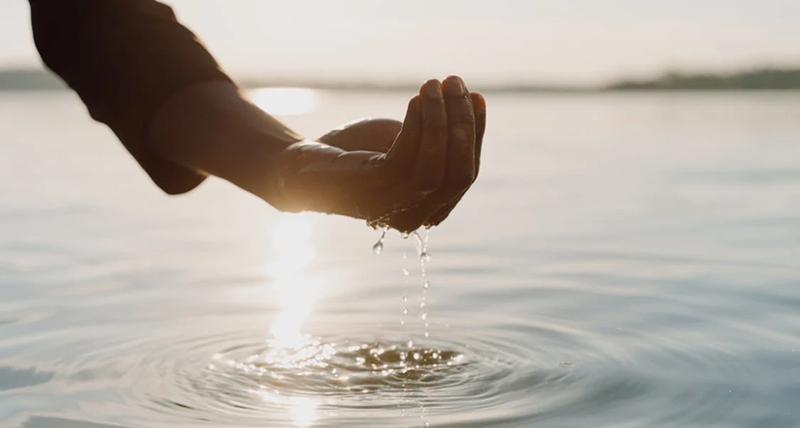 hand en water