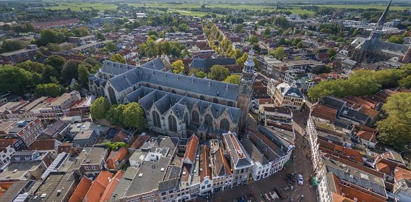 kerk in stad