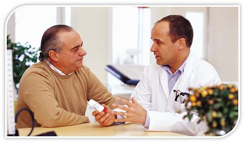 dokter praat met pasient