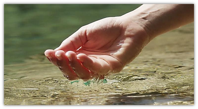 hand met water